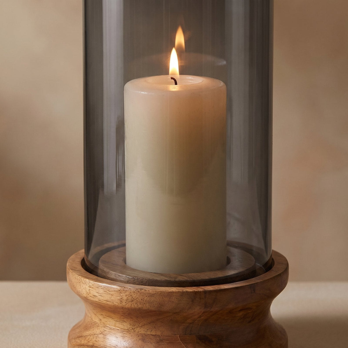 Windlicht aus Rauchglas mit Holzsockel