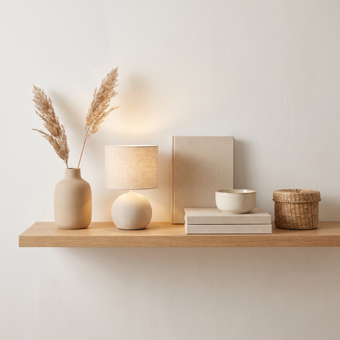 Regal mit Vase, Tischleuchte, Büchern und Korb