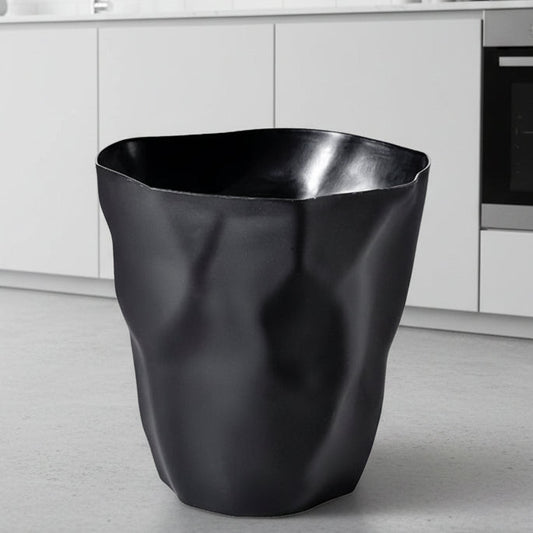 Minimalistischer Abfalleimer im Badezimmer