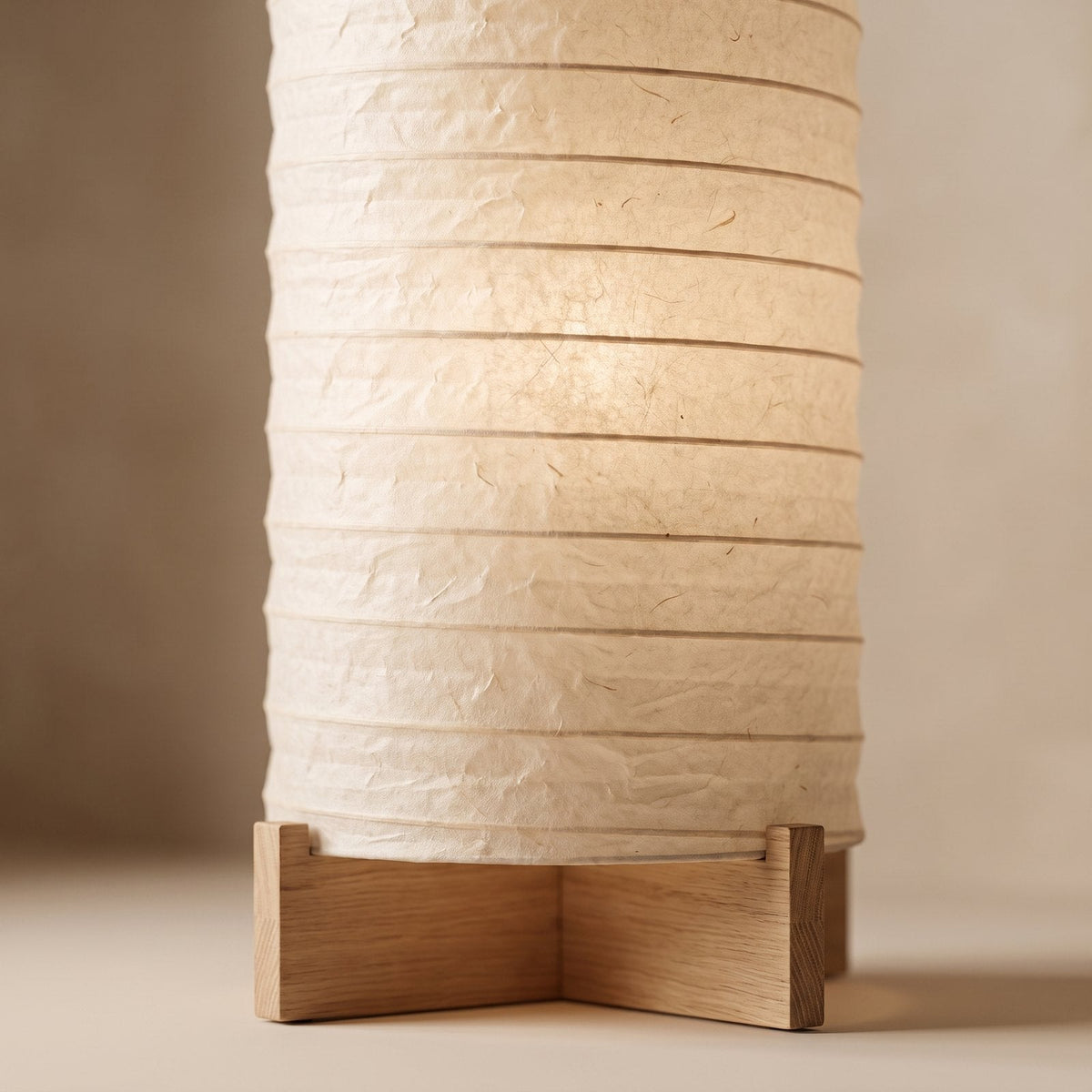 Stehleuchte aus Reispapier mit Holzfuß